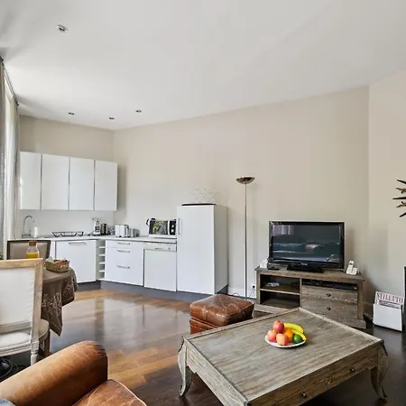 Apartment Champs-elysees & Arc De Triomphe - Paris